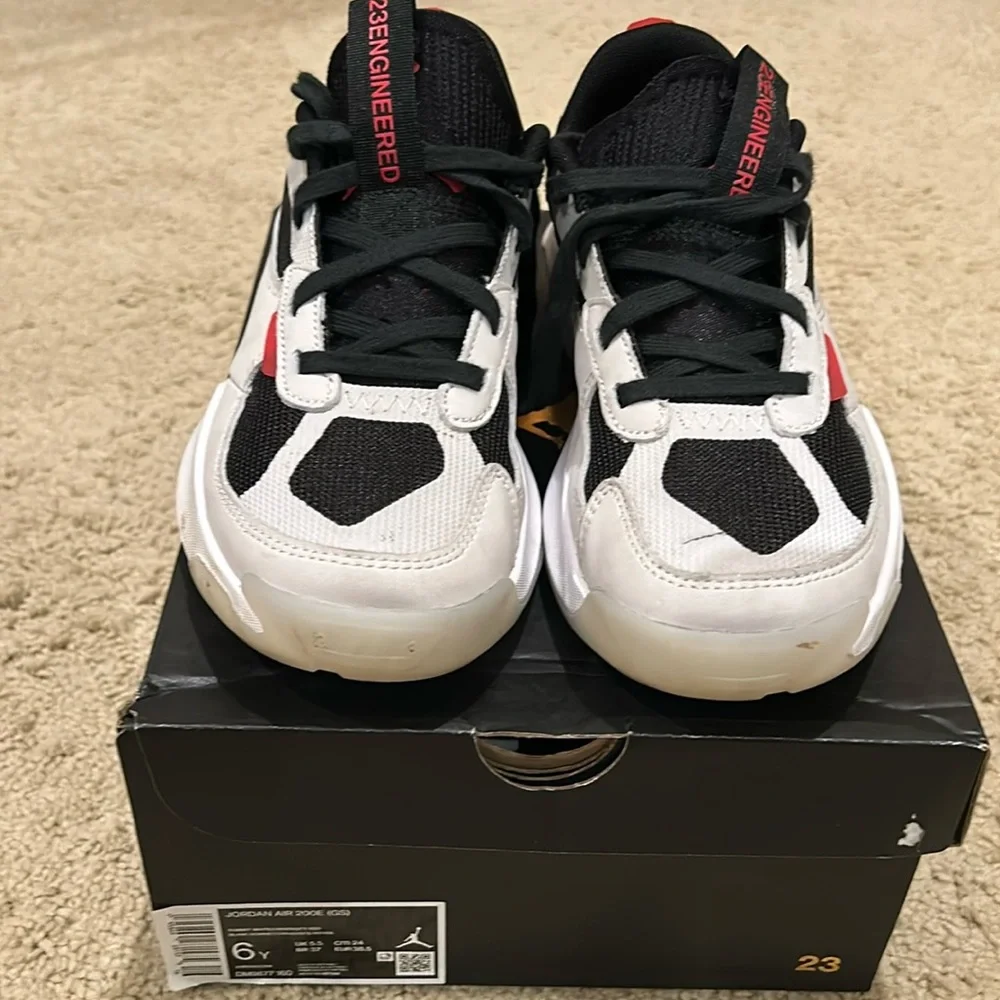 Jordan Air 200E size 6Y - Picture 2 of 7